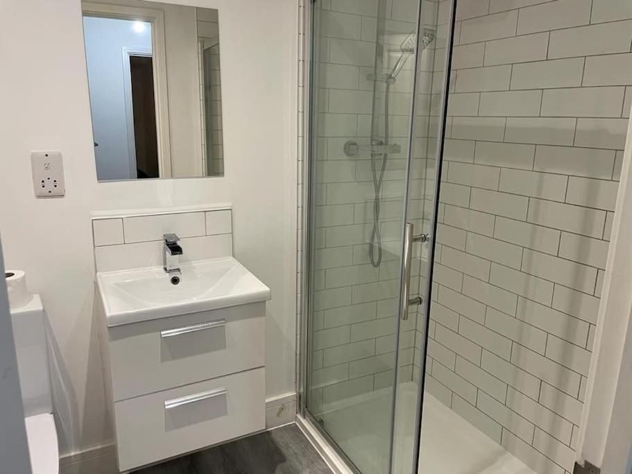 Stunning And Spacious 2Bed Flat In Central Woking Exterior photo
