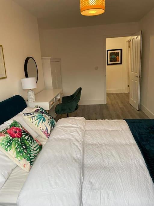 Stunning And Spacious 2Bed Flat In Central Woking Exterior photo